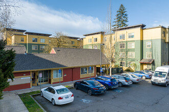 Hazelwood Station - Income Restrictions Apply in Portland, OR - Foto de edificio - Building Photo