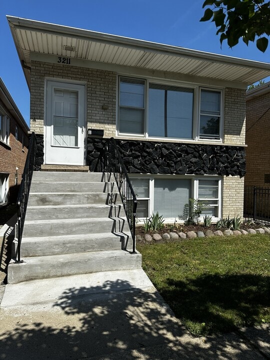 3211 S 53rd Ct in Cicero, IL - Building Photo