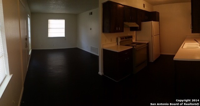 2011 Lockhill Selma Rd-Unit -2 in San Antonio, TX - Building Photo
