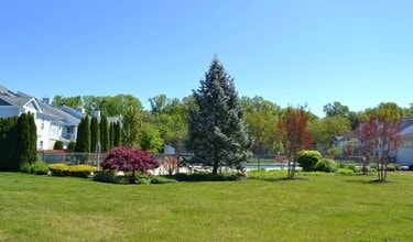321 Steeplechase Ct in Woodbury, NJ - Foto de edificio - Building Photo