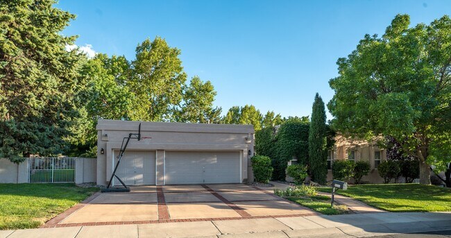 9316 Tanoan Dr NE in Albuquerque, NM - Foto de edificio - Building Photo