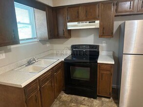 240 W Kump Ave in Bonner Springs, KS - Building Photo - Building Photo