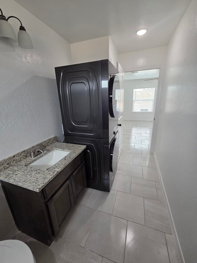 13101 Lopez Rd, Unit C in El Paso, TX - Building Photo - Building Photo