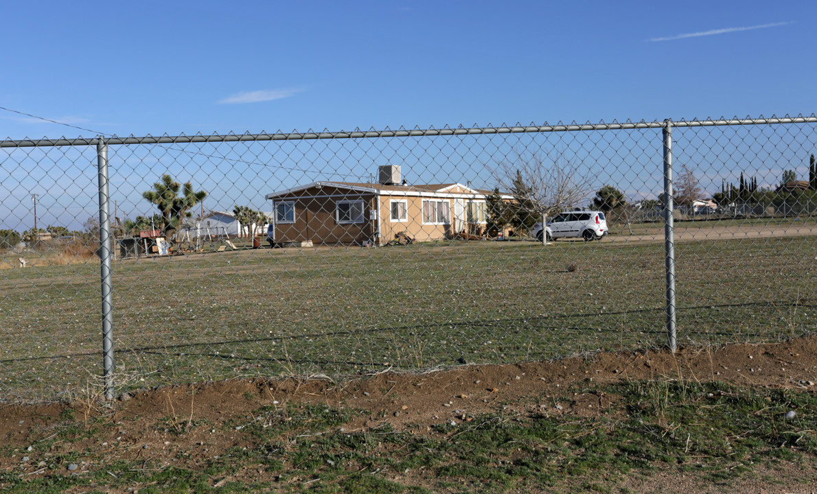 10831 Lager Rd in Phelan, CA - Building Photo