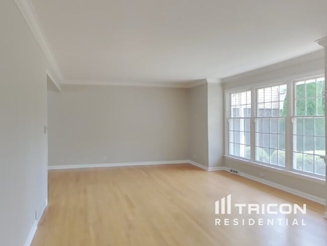 2206 W Lawrence Ln in Mount Prospect, IL - Building Photo - Building Photo