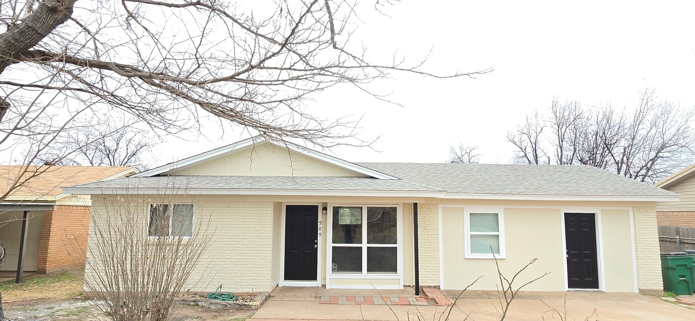 909 Van Horn St in Iowa Park, TX - Building Photo