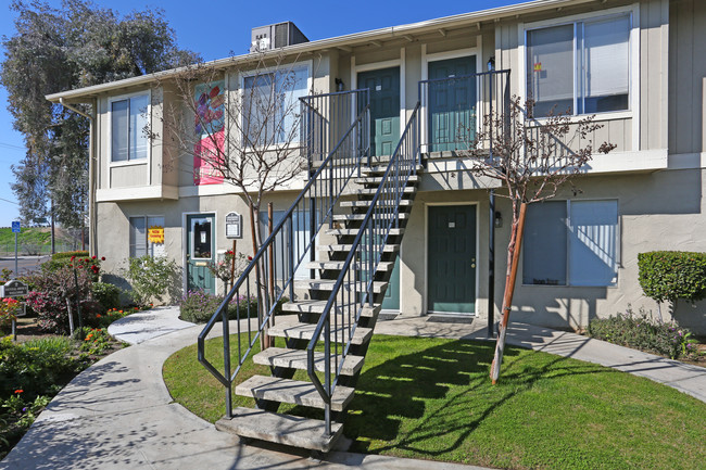 Creekside Apartments in Fresno, CA - Foto de edificio - Building Photo