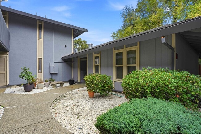 1930 Camino Verde in Walnut Creek, CA - Foto de edificio - Building Photo