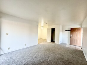 5000 Indian River Dr in Las Vegas, NV - Building Photo - Building Photo