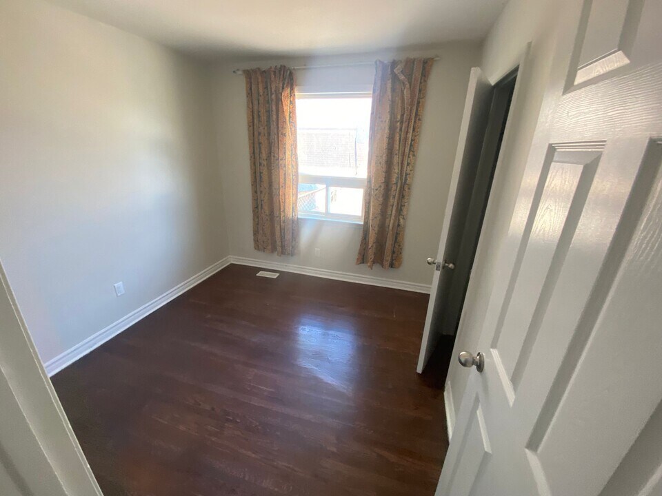 87 Packard Blvd in Toronto, ON - Building Photo