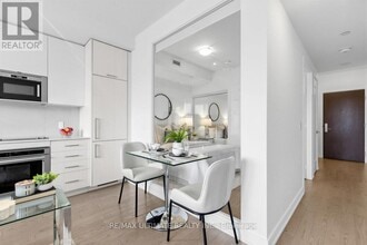 330 Richmond St W in Toronto, ON - Building Photo - Building Photo