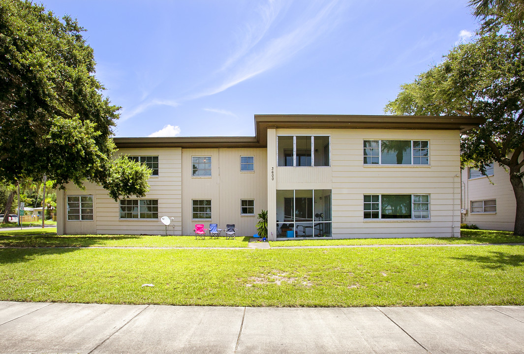 Lake Side Manor Apartments in St. Petersburg, FL - Building Photo