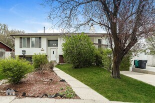 2460 Woodthrush Dr in Sandy, UT - Building Photo