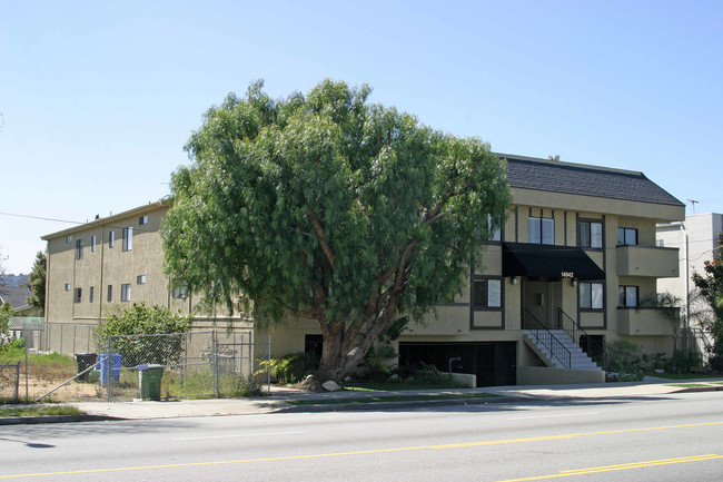 14942 Burbank Blvd in Sherman Oaks, CA - Building Photo - Building Photo