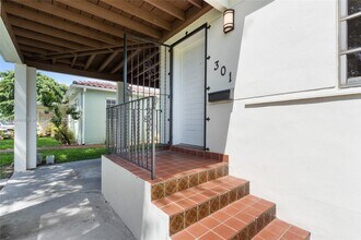 301 SW 51st Ave in Coral Gables, FL - Foto de edificio - Building Photo