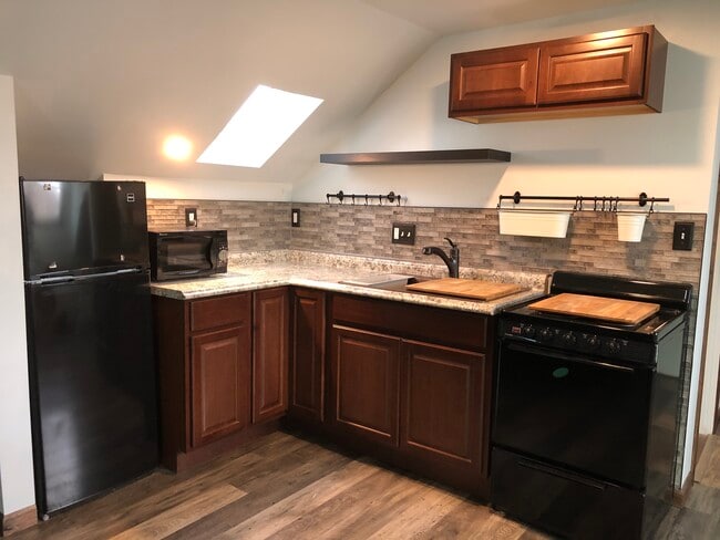 995 S Main St, Unit B in Plymouth, MI - Building Photo - Building Photo