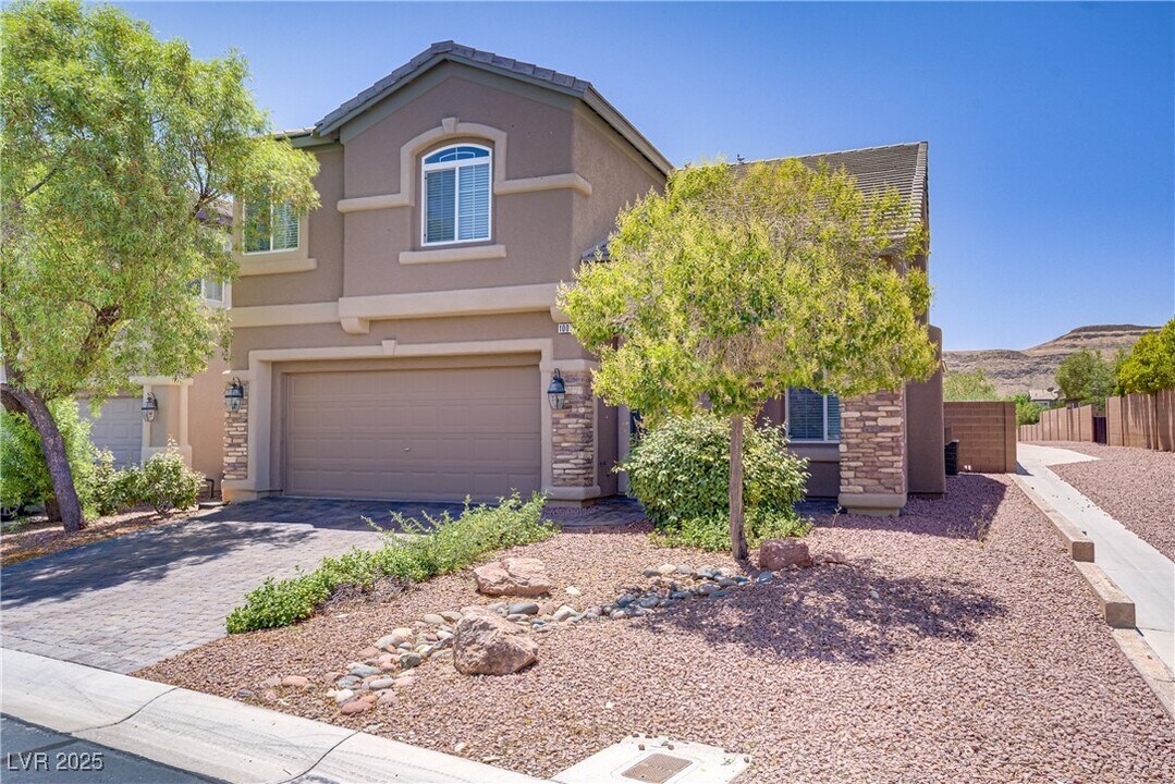 10015 Willowbrook Pond Rd in Las Vegas, NV - Building Photo