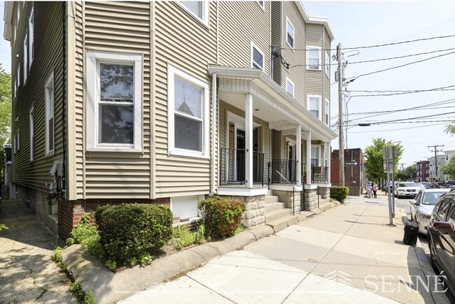 399 Washington St, Unit 2 in Somerville, MA - Foto de edificio - Building Photo