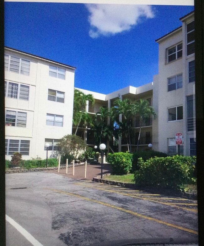 2821 Somerset Dr, Unit Somerset in Lauderdale Lakes, FL - Building Photo - Building Photo
