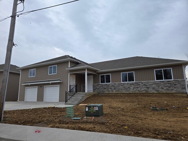 8125 N Brown Station Rd in Columbia, MO - Building Photo - Building Photo