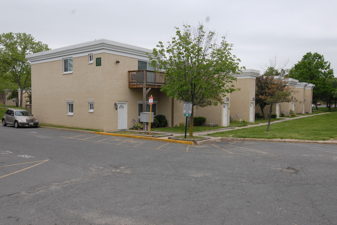 13 Lake Ave in East Brunswick, NJ - Building Photo