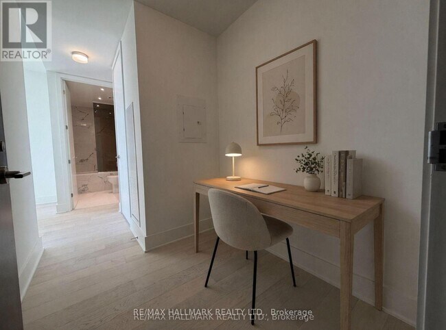 11 Yorkville Ave in Toronto, ON - Building Photo - Building Photo