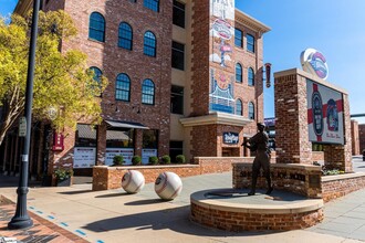 927 N Main St in Greenville, SC - Foto de edificio - Building Photo