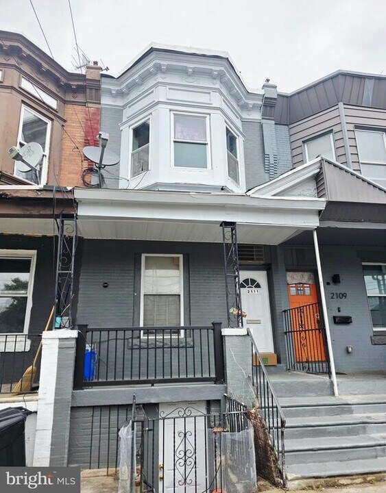 2111 W Somerset St in Philadelphia, PA - Building Photo