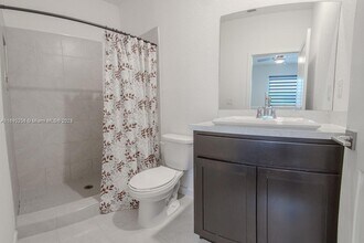 544 NE 4th St, Unit B in Florida City, FL - Foto de edificio - Building Photo