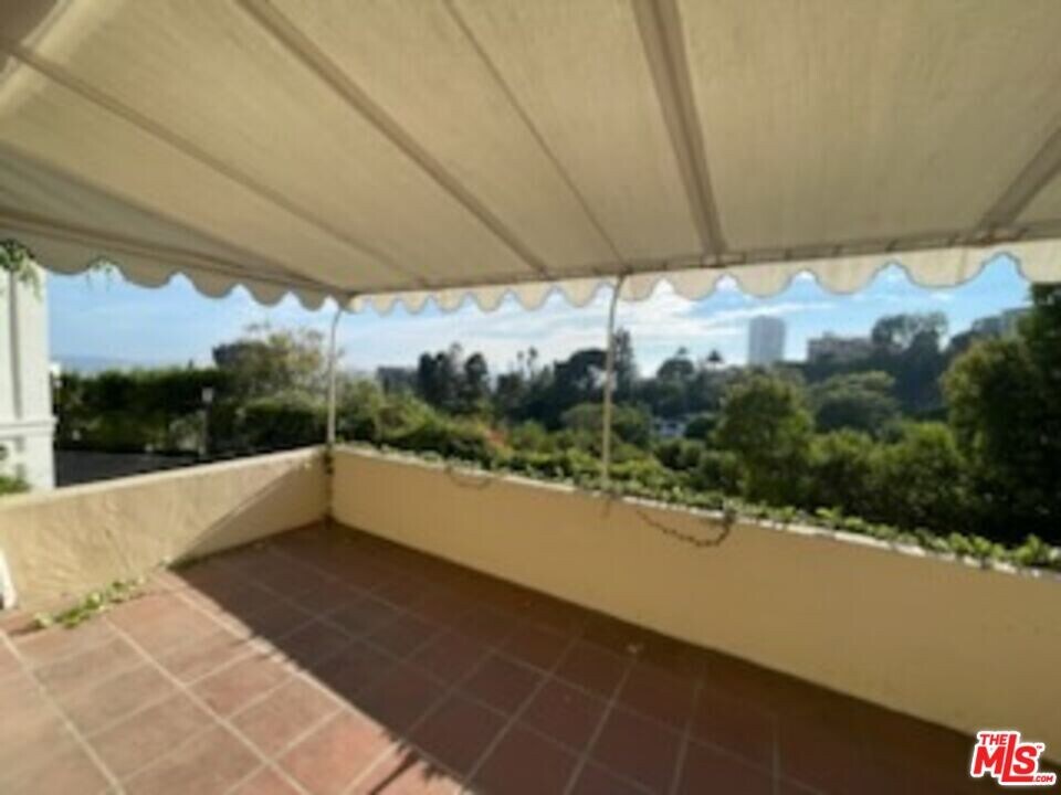 8967 St Ives Dr in Los Angeles, CA - Building Photo