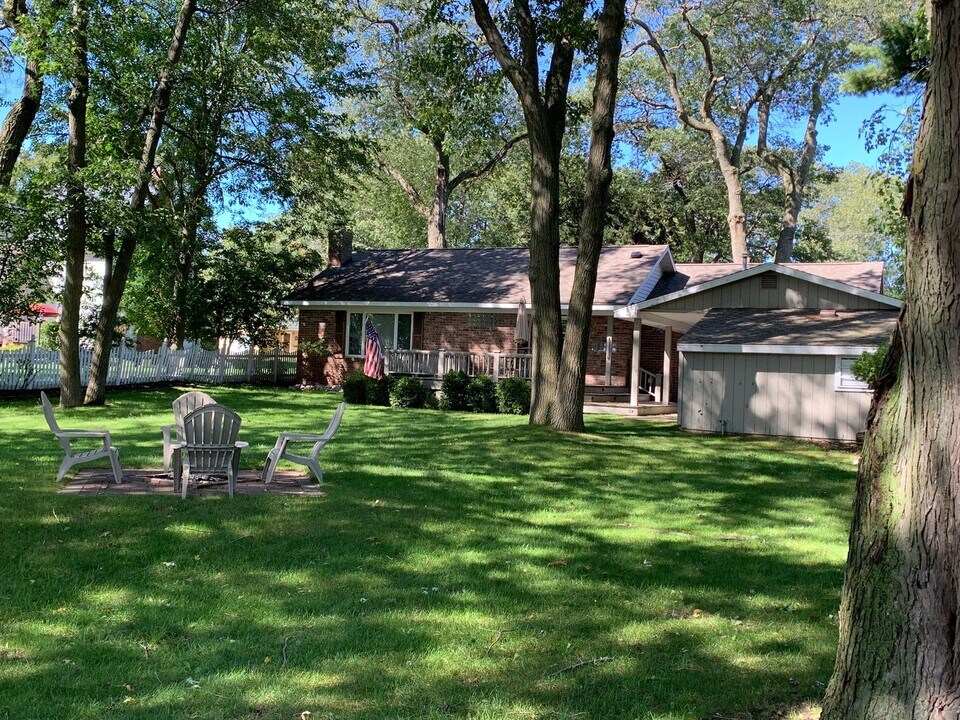 512 E Bay St in East Tawas, MI - Building Photo