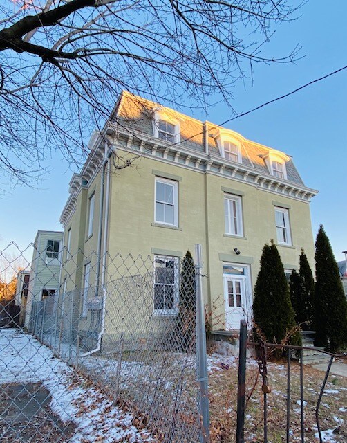 272 William St in Bridgeport, CT - Foto de edificio