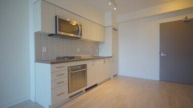 501-501 St Clair Ave W in Toronto, ON - Building Photo - Building Photo