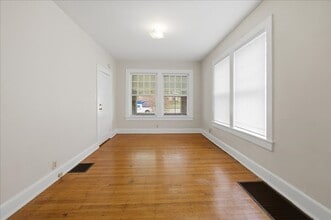 5334 E Washington St in Indianapolis, IN - Foto de edificio - Building Photo