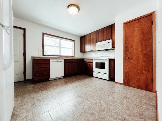921 Rainbow Dr in Cedar Falls, IA - Building Photo - Building Photo