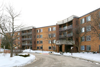 Willow Creek Condominiums in Palatine, IL - Building Photo - Building Photo