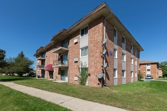 Islander Apartments in Blue Island, IL - Building Photo - Building Photo