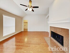 1041 Essex Dr in Cedar Hill, TX - Foto de edificio - Building Photo