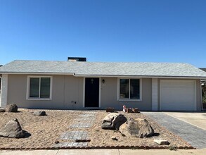 302 W Kristal Way in Phoenix, AZ - Building Photo - Building Photo