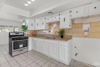 1229 Clinton St, Unit Front House in Delano, CA - Building Photo - Building Photo