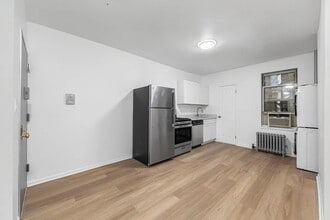 327 E 10th St, Unit 3B in New York, NY - Building Photo - Building Photo