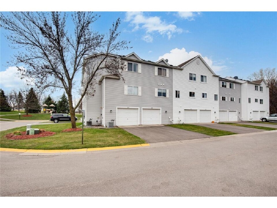 13081 Crimson Clover Ln in Eden Prairie, MN - Building Photo