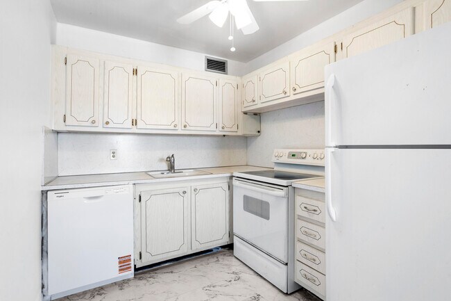92 Hastings E in West Palm Beach, FL - Building Photo - Building Photo