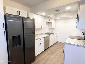 2061 S Apache Dr-Unit -4 in Apache Junction, AZ - Foto de edificio - Building Photo