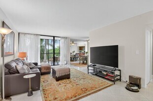 6805 Willow Wood Dr in Boca Raton, FL - Building Photo