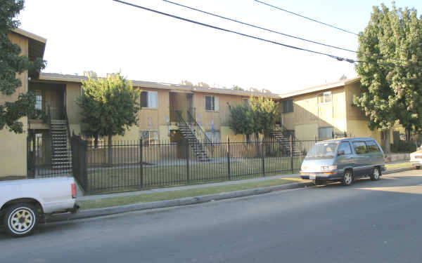 3869 E Olive Ave in Fresno, CA - Foto de edificio - Building Photo