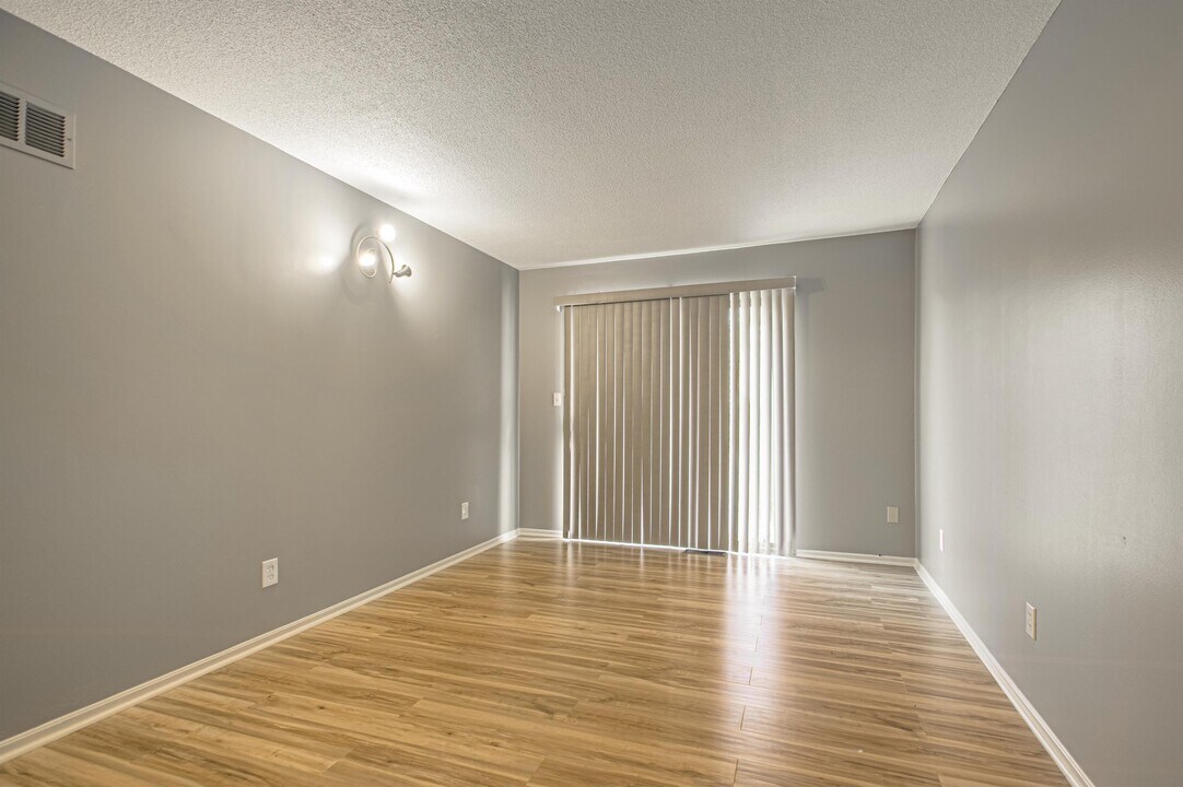 8011 E 130th Ct in Grandview, MO - Building Photo