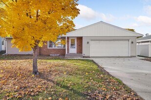 3845 Douglas Dr N in Minneapolis, MN - Building Photo