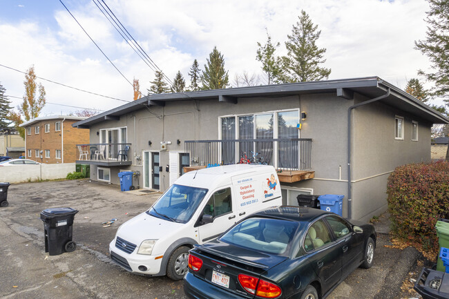 4431 Bow Trl SW in Calgary, AB - Building Photo - Building Photo