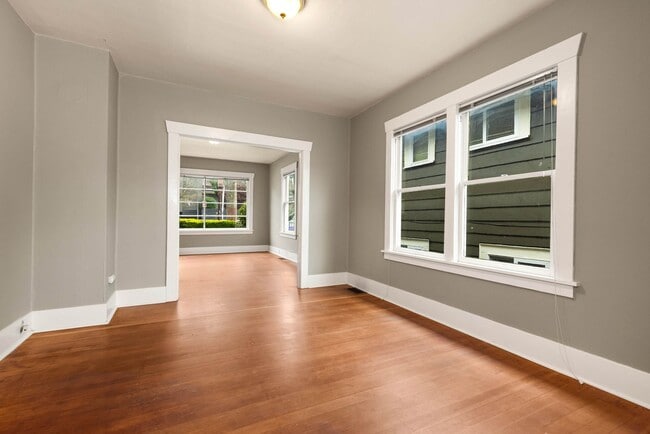 2106 Dexter Ave N in Seattle, WA - Building Photo - Building Photo